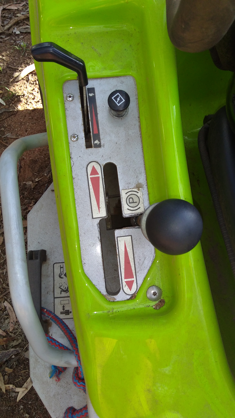 Right hand controls... including the GO control. It falls to hand nicely but is not an ergonomic masterpiece